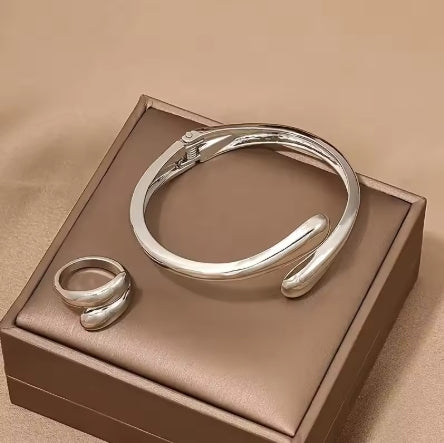 Amelia Waterdrop Bangle