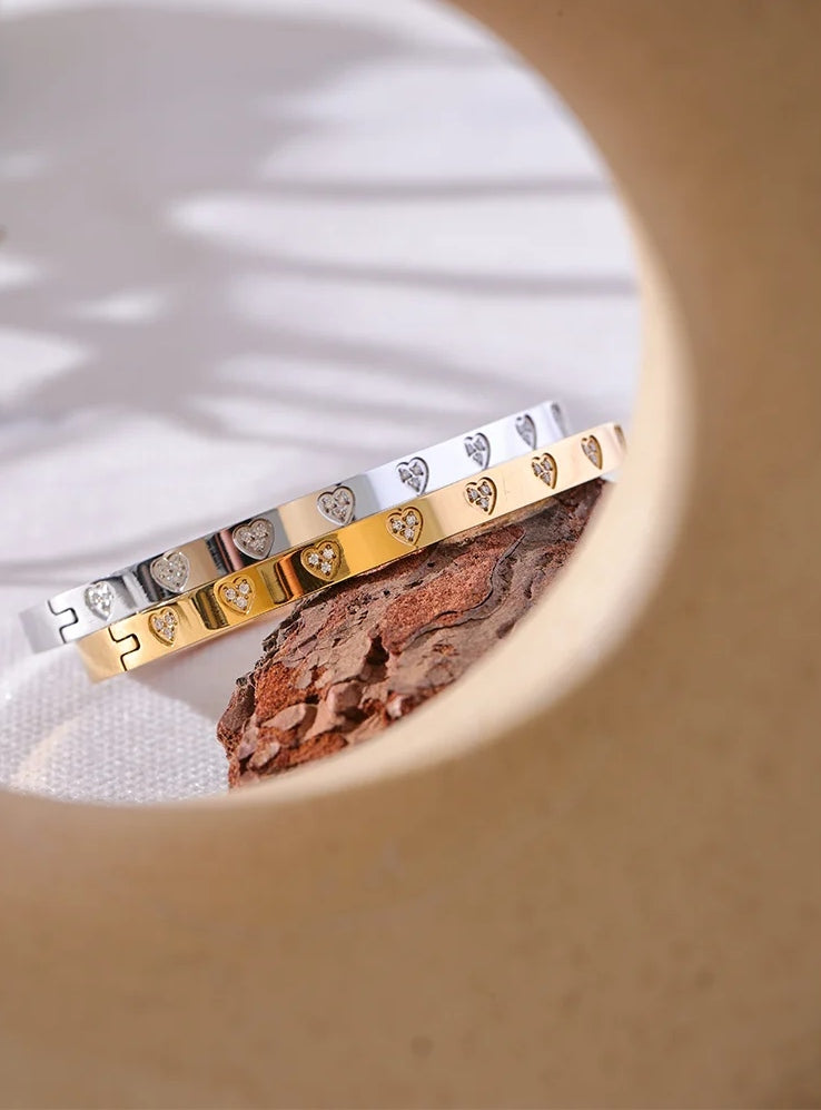 (*Summer Sale*) Crystal Love Heart Bangle