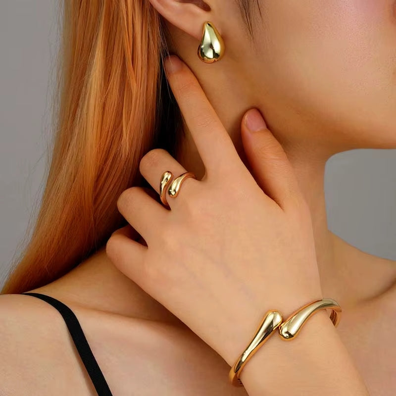 Amelia Waterdrop Bangle