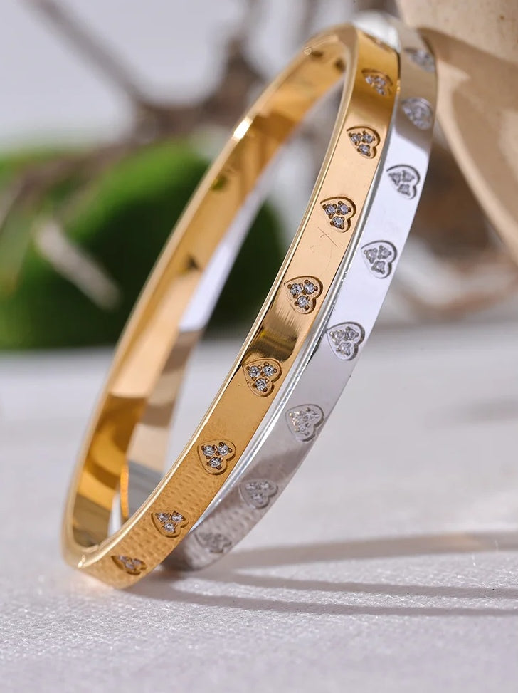 (*Summer Sale*) Crystal Love Heart Bangle
