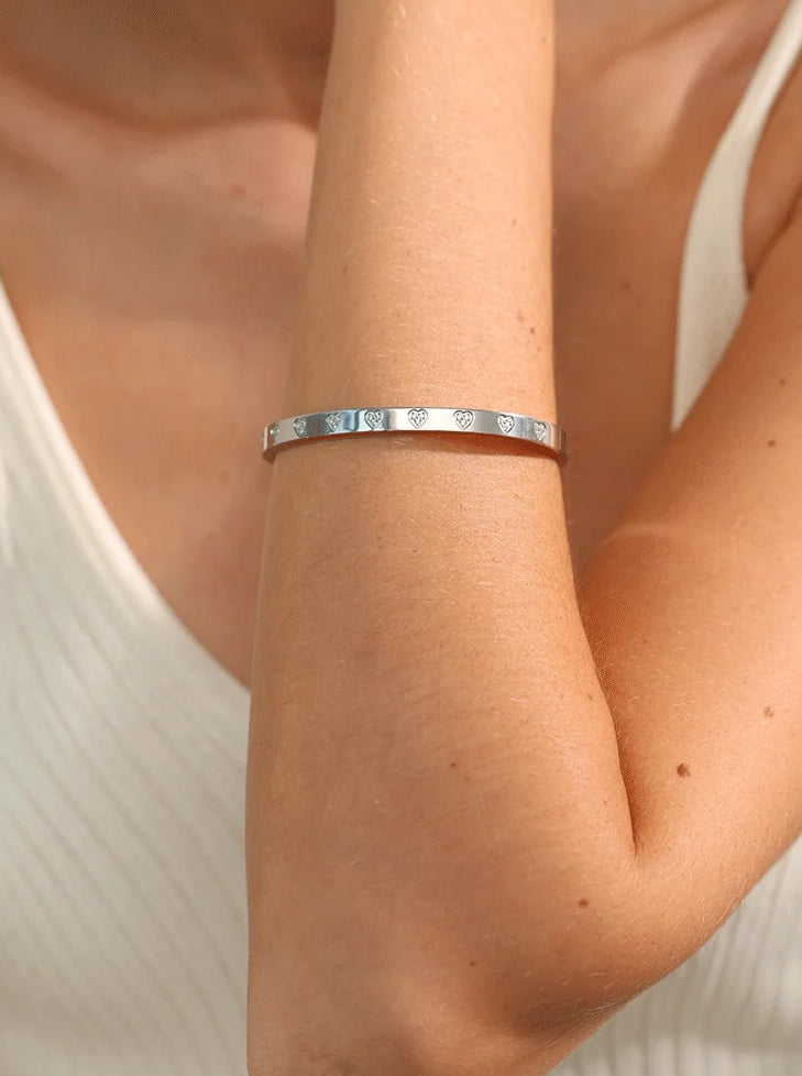 (*Summer Sale*) Crystal Love Heart Bangle