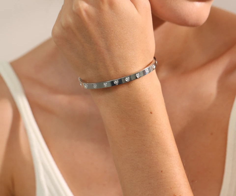 (*Summer Sale*) Crystal Love Heart Bangle