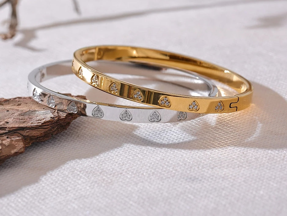 (*Summer Sale*) Crystal Love Heart Bangle