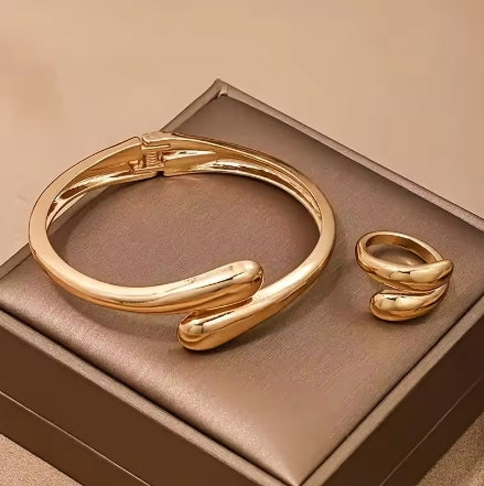 Amelia Waterdrop Bangle